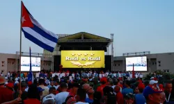 Havana ABD'ye karşı ayakta: Binlerce Kübalı Castro’ya destek için toplandı
