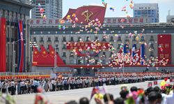 Xi Jinping Kuzey Kore'de görkemli törenle karşılandı
