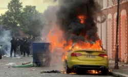 Avrupa'nın göbeği savaş alanına döndü! Evler ve araçlar yakıldı
