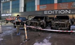 Bakırköy'de milyonluk yangın: 4 lüks otomobil kül oldu