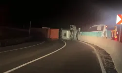 Bolu Dağı'nda tır devrildi: İstanbul istikameti ulaşıma kapatıldı
