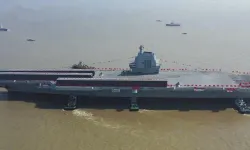 Çin'in yeni nesil uçak gemisi Fujian, Taiwan Boğazı'ndan geçti
