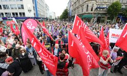 Kuzey İrlanda’da ırkçı saldırılara karşı dev miting