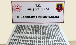Muş’ta tarihi eser operasyonu: 749 bronz sikke ele geçirildi