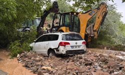 Niğde'de sağanak ve dolu etkili oldu: 3 araç sele kapıldı