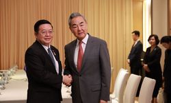 Wang Yi, ASEAN Genel Sekreteri Kao Kim Hourn ile görüştü