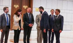 Macron, Fransız şirketlerle Suriye'de: "Yatırım mı, yeni etki arayışı mı?"
