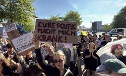 Berlin'de sağlık reformuna protesto: "Sosyal devletten ellerinizi çekin"