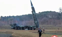 Kim Jong-un stratejik füze testlerini izledi