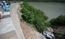 Pakistan'da feci kaza: Otobüs uçuruma yuvarlandı, 40 kişi öldü