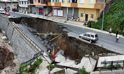 Rize'de korkutan yol çökmesi: 2 bina boşaltıldı