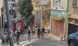 Beyoğlu'nda metruk bina otomobilin üzerine çöktü