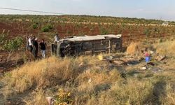 Şanlıurfa'da tarım işçilerini taşıyan minibüs devrildi: 22 yaralı