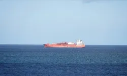 Hürmüz'den geçmeye çalışan iki petrol tankeri patladı