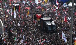 Irak'ta Hamaney'e veda: Binlerce kişi cenaze törenine katıldı
