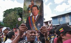 Venezuela'da Chávez'e görkemli anma: Binler Caracas'ta yürüdü