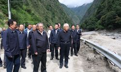 Li Qiang, afet bölgesinde arama-kurtarma çalışmalarını yönetti