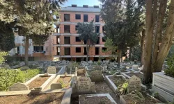 İstanbul’da mezarlık manzaralı sıfır daireler: Mezarlarla iç içe inşa edildi