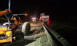 Heyelan sonucu tır bariyerlere sıkıştı; kilometrelerce araç kuyruğu oluştu