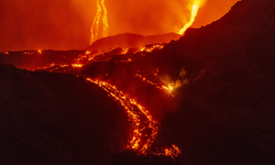 Etna Yanardağı faaliyete geçti: Malta ve İtalya'da uçuşlar iptal