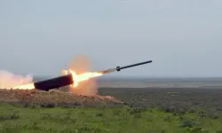 Husiler, Suudi Arabistan'a ait petrol gemisini balistik füzeyle vurdu