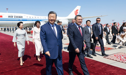 Xi Jinping, SİÖ Zirvesi için Bişkek'te: Caparov ile bir araya geldi