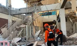 Depremin vurduğu Endonezya'da ölü sayısı artıyor