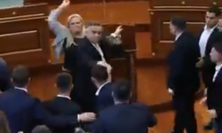 Kosova Meclisi'nde gerilim: Başbakana yumurta fırlatıldı