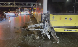 Büyükçekmece’de otomobil İETT otobüsüne çarptı: 3 yaralı