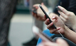 Fransa'da liselerde cep telefonu yeni eğitim yılından itibaren yasaklandı