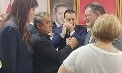 Menderes Belediyesi AK Parti'ye geçti: CHP'li Meclis Üyesi AK Parti İl Başkanı ile seçimi kutladı