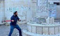 İsrailli milletvekili Filistinlilere ait anıtı balyozla parçaladı