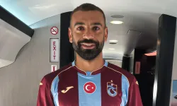 Salah'dan ilk bordo-mavili kare! Formayı uçakta giydi