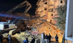 Küçükçekmece'de yıkımı süren bina çöktü: 2 kişi yaralandı