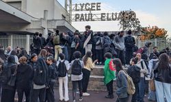Fransa'da lise öğrencileri sokakta