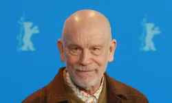 John Malkovich İsrail'deki gösterisini iptal etti: Gerekçe İsrail halkını öven sahte tanıtım metni!