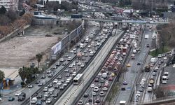 İstanbul'da yağmur trafiği felç etti: Yoğunluk yüzde 83'e ulaştı