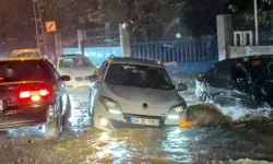 Sağanak yağış Anadolu Yakası’nda etkisini artırdı: Araçlar yolda kaldı, bir bina tahliye ediliyor