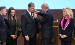 İzmir ilk kez AK Parti’de: Erdoğan, Cemil Tugay’a rozetini taktı