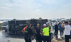 Antalya’da korkutan kaza! Midibüs devrildi, yaralılar var