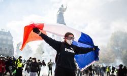 Fransa'da halk sokaklarda: Liseliler, çiftçiler, aktivistler...
