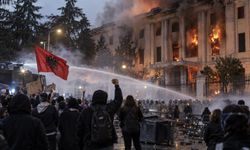 Arnavutluk'ta öğrenci protestoları büyüyor