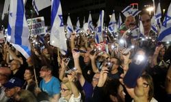 Netanyahu’ya karşı on binler sokakta