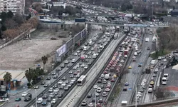 İstanbul'da yağmur trafiği kilitledi: Yoğunluk yüzde 80'e ulaştı