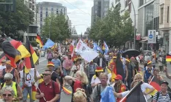 Berlin'de hükümete karşı binlerce kişi sokakta: Merz istifa!