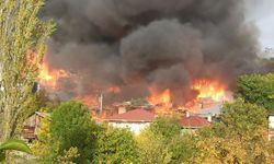 Kastamonu'da köy evleri yanıyor