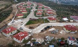 Hatay'da köy tipi afet konutlarının inşası sürüyor