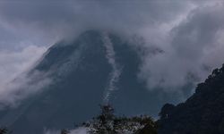 Merapi Yanardağı kül püskürttü