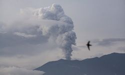 24 dağcı ölmüştü: Merapi Yanardağı yeniden kül püskürttü