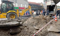 İsale hattı patladı: Cadde sular altında kaldı, trafik durdu